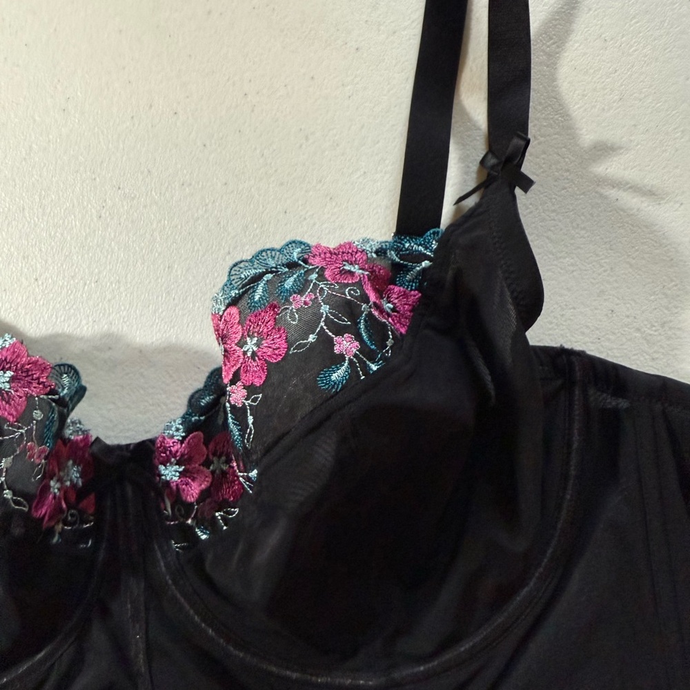 Adore Me Elara 46DDD Bra Black
Longline Underwire Back Closure
Embroidered - Picture 4 of 7